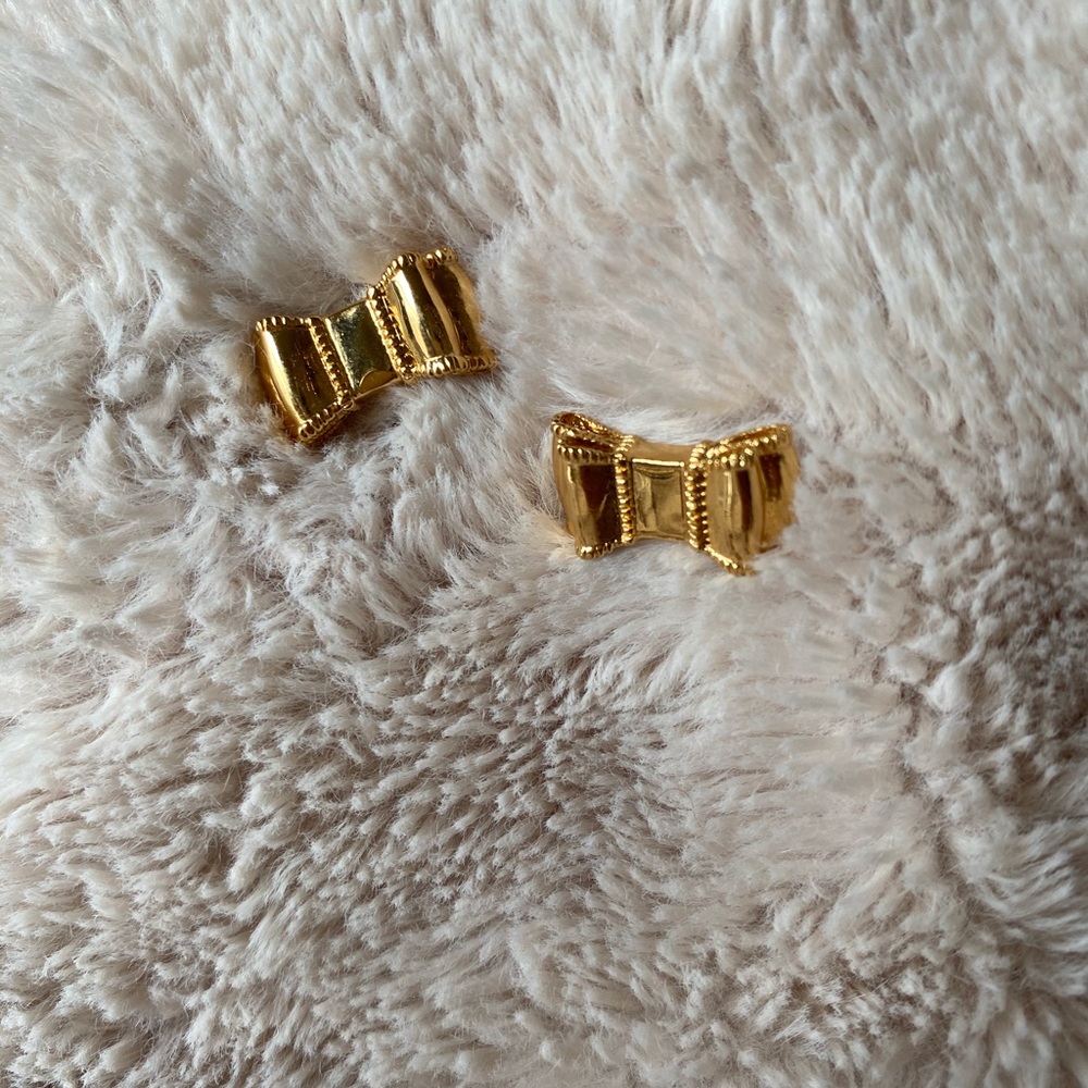 Gold bow earrings